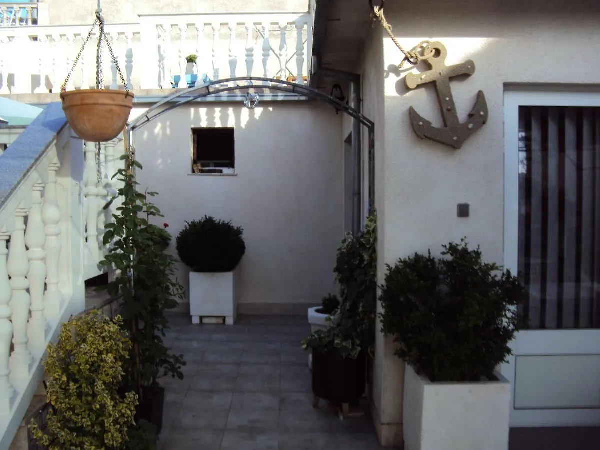 Tomic Apartment Novi Vinodolski 0*,